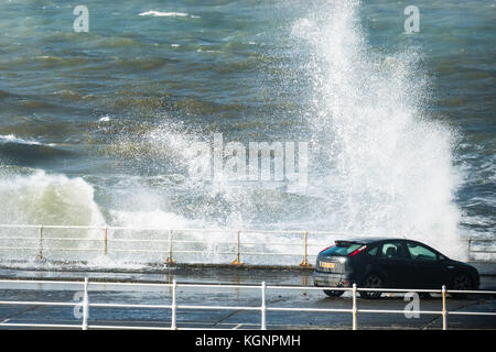 Aberystwyth Wales UK, Freitag, 10. November 2017 UK Wetter: Ein bitterkalter und stürmischer Tag in Aberystwyth an der westwales-Küste, mit starken Winden und der Flut, die dazu führen, dass Wellen über Autos krachen Stockfoto