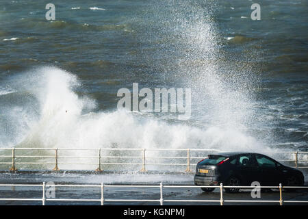 Aberystwyth Wales UK, Freitag, 10. November 2017 UK Wetter: Ein bitterkalter und stürmischer Tag in Aberystwyth an der westwales-Küste, mit starken Winden und der Flut, die dazu führen, dass Wellen über Autos krachen Stockfoto