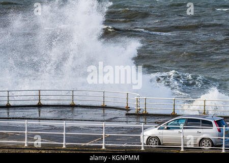 Aberystwyth Wales UK, Freitag, 10. November 2017 UK Wetter: Ein bitterkalter und stürmischer Tag in Aberystwyth an der westwales-Küste, mit starken Winden und der Flut, die dazu führen, dass Wellen über Autos krachen Stockfoto