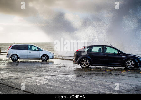 Aberystwyth Wales UK, Freitag, 10. November 2017 UK Wetter: Ein bitterkalter und stürmischer Tag in Aberystwyth an der westwales-Küste, mit starken Winden und der Flut, die dazu führen, dass Wellen über Autos krachen Stockfoto