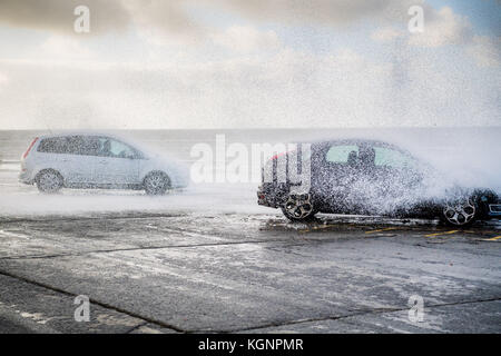 Aberystwyth Wales UK, Freitag, 10. November 2017 UK Wetter: Ein bitterkalter und stürmischer Tag in Aberystwyth an der westwales-Küste, mit starken Winden und der Flut, die dazu führen, dass Wellen über Autos krachen Stockfoto