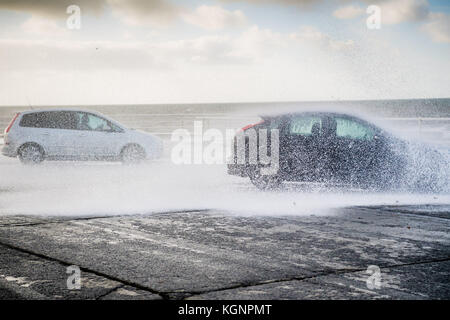 Aberystwyth Wales UK, Freitag, 10. November 2017 UK Wetter: Ein bitterkalter und stürmischer Tag in Aberystwyth an der westwales-Küste, mit starken Winden und der Flut, die dazu führen, dass Wellen über Autos krachen Stockfoto