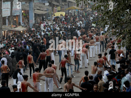 Allahabad, Indien. 10 Nov, 2017. Anhänger selbst tun - geißelung während der Prozession in Allahabad, Uttar Pradesh, Indien. schiitische Muslime Teil in einer Prozession Kennzeichnung chehlum. traditionell eine Zeit der Trauer über den Tod von Imam Hussain, der Enkel des Propheten Muhammad. schiitische Muslime wird ein Pferd berühren, symbolisiert das Pferd dass Imam Hussein in der Schlacht von Kerbela durchgeführt. Credit: ankit Srinivas/alamy leben Nachrichten Stockfoto