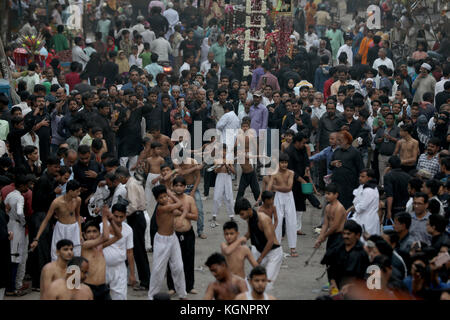 Allahabad, Indien. 10 Nov, 2017. Junge Anhänger selbst tun - geißelung während der Prozession in Allahabad, Uttar Pradesh, Indien. schiitische Muslime Teil in einer Prozession Kennzeichnung chehlum. traditionell eine Zeit der Trauer über den Tod von Imam Hussain, der Enkel des Propheten Muhammad. schiitische Muslime wird ein Pferd berühren, symbolisiert das Pferd dass Imam Hussein in der Schlacht von Kerbela durchgeführt. Credit: ankit Srinivas/alamy leben Nachrichten Stockfoto