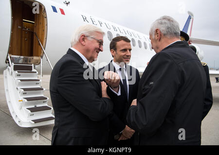 Basel, Schweiz. November 2017. Bundespräsident Frank-Walter Steinmeier (L) und französischer Präsident Emmanuel Macron (2. L) treffen am 10. November 2017 am Flughafen Basel ein. Steinmeier und Macron besuchen die Gedenkstätte Hartmannsweilerkopf im elsässischen Raum, um den Soldaten des Ersten Weltkriegs nach ihrem Treffen in Paris zu gedenken. Quelle: Bernd von Jutrczenka/dpa/Alamy Live News Stockfoto