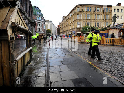 Manchester, Großbritannien. 10. November 2017. Die jährliche Manchester Weihnachtsmärkten unterwegs heute erhält unter fester Sicherheit Nach dem Terroranschlag in der Manchester Arena am 22. Mai eine spürbare Polizeipräsenz in Betrieb ist in der gesamten Stadt, einschließlich der hier an der St. Anne Platz. die Märkte jeden Tag wird ab heute bis zum 21. Dezember laufen. Bild von Paul Heyes, Freitag, 10. November 2017. Credit: Paul heyes/alamy leben Nachrichten Stockfoto