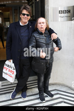 London, Großbritannien. November 2017. Mike Read DJ ( L ) und Dave Hill von Slade 70's Glam Rock Band, die in den BBC Radio Two Studios in London zu sehen war Credit: WFPA/Alamy Live News Stockfoto