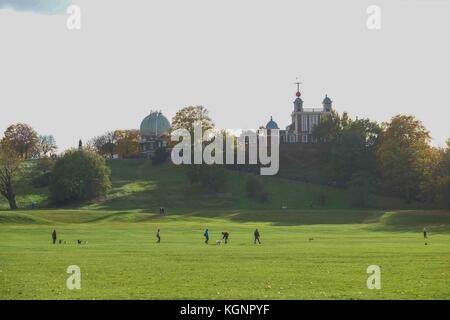 London, 10. November 2017. UK Wetter. Besucher zum Greenwich Park Freuen Sie sich auf gutes Wetter. : Credit: Claire Doherty/Alamy leben Nachrichten Stockfoto