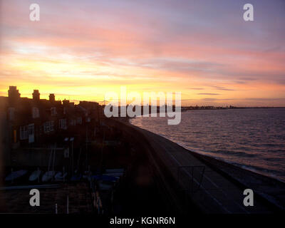 Sheerness, Kent, Großbritannien. 10 Nov, 2017. UK Wetter: einen spektakulären Sonnenuntergang in Sheerness. Credit: James Bell/Alamy leben Nachrichten Stockfoto