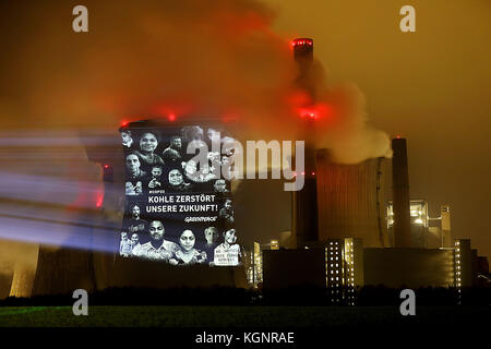 Grevenbroich, Deutschland. November 2017. Greenpeace-Aktivisten projizieren den Slogan „Kohle zerstört unsere Zukunft“ auf den Kühlturm des Braunkohlekraftwerks Neurath des Energieversorgers RWE von Grevenbroich, Deutschland, 10. November 2017. Die Umweltorganisation setzt sich während der Weltklimakonferenz in Bonn für mehr Engagement in Bezug auf den Klimawandel ein. Quelle: dpa Picture Alliance/Alamy Live News Stockfoto