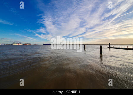 Blick über den Fluss Stour aus shotley Gate, Suffolk nach Harwich, Essex. Stockfoto