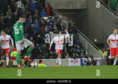 Windsor Park, Belfast, Nordirland. 09 Nov, 2017. 2018 World Cup Qualifying Play-Off (erste Etappe) - Nordirland 0 Schweiz 1. Ricardo Rodriguez (13) feiert sein Ziel für die Schweiz. Quelle: David Hunter/Alamy leben Nachrichten Stockfoto