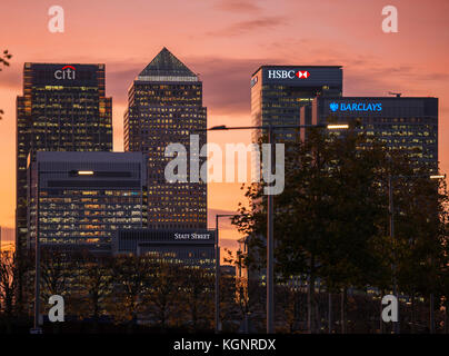 Canary Wharf, London, Großbritannien. November 2017. Wetter in Großbritannien. Dramatischer und farbenfroher Sonnenuntergang hinter den Wolkenkratzern von Canary Wharf in Tower Hamlets. Quelle: Malcolm Park/Alamy Live News. Stockfoto