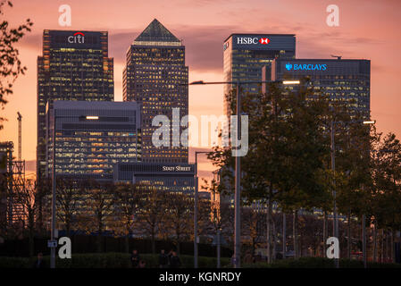 Canary Wharf, London, Großbritannien. November 2017. Wetter in Großbritannien. Dramatischer und farbenfroher Sonnenuntergang hinter den Wolkenkratzern von Canary Wharf in Tower Hamlets. Quelle: Malcolm Park/Alamy Live News. Stockfoto