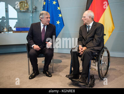 Berlin, Deutschland. November 2017. Bundestagspräsident Wolfgang Schäuble (R) von der Christlich Demokratischen Union (CDU) begrüßt den Präsidenten des Europäischen Parlaments, Antonio Tajani, zu einem Gespräch im Reichstagsgebäude in Berlin, 10. November 2017. Kredit: Silas Stein/dpa/Alamy Live News Stockfoto