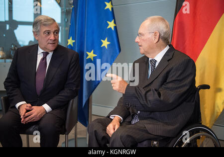 Berlin, Deutschland. November 2017. Bundestagspräsident Wolfgang Schäuble (R) von der Christlich Demokratischen Union (CDU) begrüßt den Präsidenten des Europäischen Parlaments, Antonio Tajani, zu einem Gespräch im Reichstagsgebäude in Berlin, 10. November 2017. Kredit: Silas Stein/dpa/Alamy Live News Stockfoto