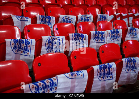 Fahnen mit „Three Lions“ im Wembley-Stadion GES/ Fussball/ Freundschaftsspiel: England - Deutschland, 10.11.2017 Fußball/Fußball: Freundschaftsspiel: England gegen Deutschland, London, 10. November 2017 |Nutzung weltweit Stockfoto