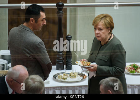 Der Vorsitzende der Grünen, Cem Oezdemir (L) im Gespräch mit Bundeskanzlerin Angela Merkel (CDU) während einer Pause in den Sondierungsgesprächen mit den Christdemokraten (CDU), der Christlich-Sozialen Union (CSU), den Freien Demokraten (FDP) und den Grünen in Berlin, Deutschland, am 10. November 2017. Die Parteien prüfen eine mögliche gemeinsame Regierungskoalition, eine sogenannte Jamaika-Koalition. Foto: Gregor Fischer/dpa Stockfoto