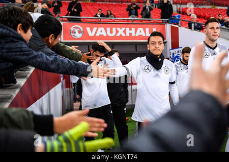 Mannschaft mit Mesut Oezil (Deutschland) kommt ins Stadion GES/ Fussball/ Freundschaftsspiel: England - Deutschland, 10.11.2017 Fußball/Fußball: Freundschaftsspiel: England gegen Deutschland, London, 10. November 2017 |Nutzung weltweit Stockfoto