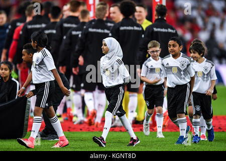 Einlaufkind mit Kopftuch GES/ Fussball/ Freundschaftsspiel: England - Deutschland, 10.11.2017 Fußball/Fußball: Freundschaftsspiel: England gegen Deutschland, London, 10. November 2017 |Nutzung weltweit Stockfoto