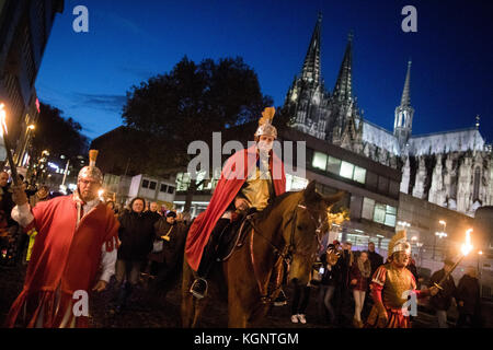 Köln, Deutschland. November 2017. St. Martin reitet während einer Parade im Rahmen der Tradition des St. Martin-Tages im Kölner Dom, 10. November 2017. Die traditionelle Parade soll Teil des immateriellen Weltkulturerbes der UNESCO werden. Quelle: Rolf Vennenbernd/dpa/Alamy Live News Stockfoto