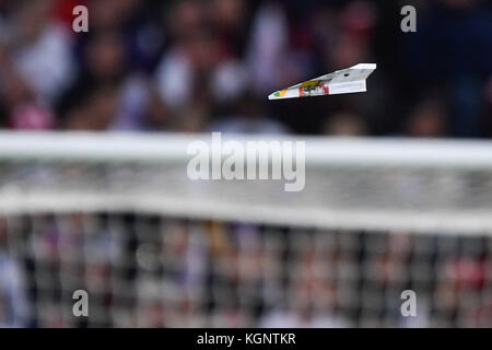 Papierflieger fliegt durchs Stadion GES/ Fussball/ Freundschaftsspiel: England - Deutschland, 10.11.2017 Fußball/Fußball: Freundschaftsspiel: England vs Deutschland, London, 10. November 2017 |Nutzung weltweit Stockfoto