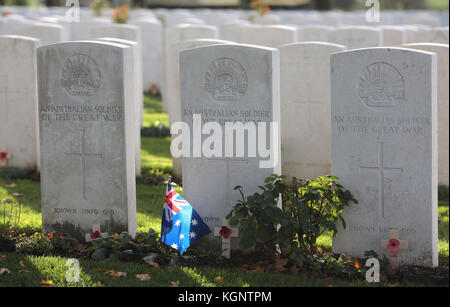 Passchendaele, Belgien. November 2017. Ein unbekannter australischer Soldat wird auf dem Friedhof Tyne Cot geehrt. Die Schlacht von Passchendaele, auch bekannt als die dritte Schlacht von Ypern, endete am 10. November 1917, vor hundert Jahren. Quelle: Jürgen Schwarz/Alamy Live News Stockfoto
