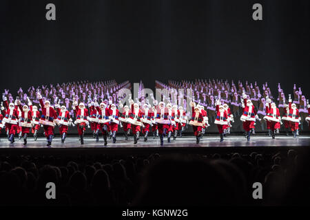 New York, USA, 10. November 2017. Weihnachtsmann tanzt während des Eröffnungstages der Weihnachtspektakel 2017 in der Radio City Music Hall in New York. Die traditionellen Feiertage zeigen, dass der Start im Jahr 1933 vom 10. November 2017 bis zum 1. Januar 2018 dauern wird. Foto von Enrique Shore/Alamy Live News Stockfoto