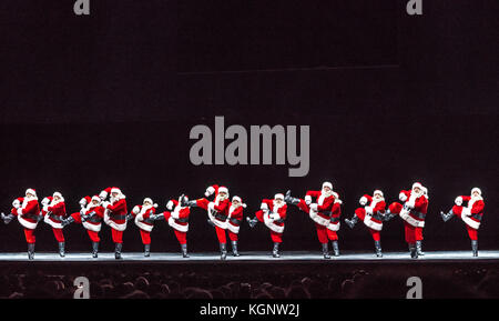 New York, USA, 10. November 2017. Weihnachtsmann tanzt während des Eröffnungstages der Weihnachtspektakel 2017 in der Radio City Music Hall in New York. Die traditionellen Feiertage zeigen, dass der Start im Jahr 1933 vom 10. November 2017 bis zum 1. Januar 2018 dauern wird. Foto von Enrique Shore/Alamy Live News Stockfoto