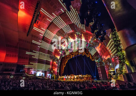 New York, USA, 10. November 2017. Öffnung Tag der 2017 Weihnachten spektakuläre Show in der New Yorker Radio City Music Hall starring die Radio City Rockettes. Foto von Enrique Ufer/Alamy leben Nachrichten Stockfoto