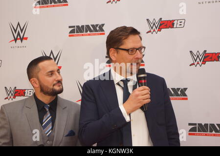 Hamburg, Deutschland. November 2017. Der TV-Moderator Sebastian Hacker und Stefan Kastenmüller, Senior Vice President & General Manager Europe, Africa and Developing Markets, auf dem Red Carpet Event während der WWE Live Tour 2017 © Björn Deutschmann/Alamy Live News Stockfoto