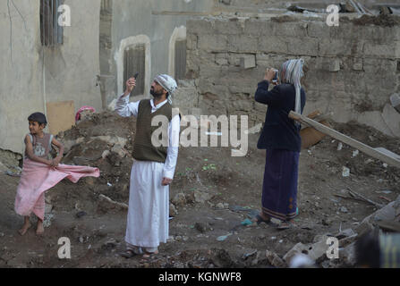 Sanaa, Jemen. 11.. November 2017. Jemen fotografiert den beschädigten Standort eines angeblichen saudischen Luftanschlags auf das von den Huthi-Rebellen kontrollierte Verteidigungsministerium in Sanaa, Jemen, 11. November 2017. Quelle: Hani Al-ANSI/dpa/Alamy Live News Stockfoto