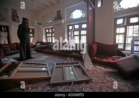 Sanaa, Jemen. November 2017. Ein jemenitischer Mann inspiziert sein beschädigtes Haus nach einem angeblichen saudisch geführten Luftangriff auf das von den Huthi kontrollierten Verteidigungsministerium in Sanaa, Jemen, am 11. November 2017. Quelle: Hani Al-ANSI/dpa/Alamy Live News Stockfoto