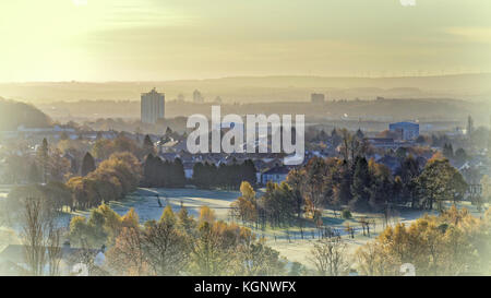 Glasgow, Schottland, Großbritannien 11 Nov, 2017. de Wetter sonniger Morgen und niedrigen Temperaturen bewirken eine Misty beginnen, dass die Grünen von knightswood Golfplatz weiß auf Erinnerung Tag morgen eine winterliche Szene zu produzieren. Credit: Gerard Fähre / alamy leben Nachrichten Stockfoto