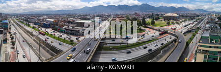 Panoramablick auf den Straßen in der Stadt an einem sonnigen Tag, Bogota, Kolumbien Stockfoto