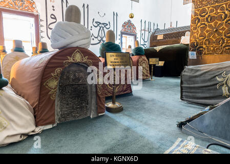 Gräber bei Mevlana Museum, das Mausoleum von Mohammed Dschalal ad-Din Rumi, auch als oder mevlana Rumi, Konya, Türkei bekannt. Stockfoto