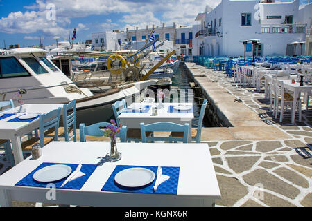 Tisch bereit gelegt, restaurant am Hafen von Naoussa, Paros, Kykladen, Griechenland, Mittelmeer, Europa Stockfoto