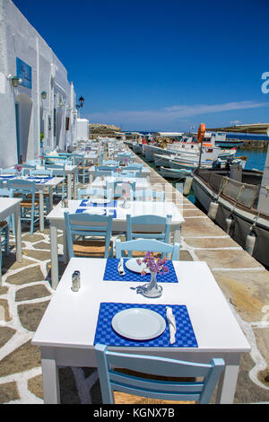 Tisch bereit gelegt, restaurant am Hafen von Naoussa, Paros, Kykladen, Griechenland, Mittelmeer, Europa Stockfoto