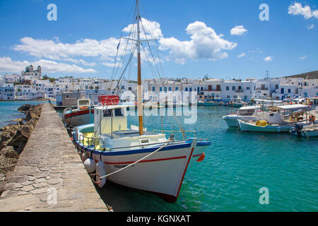 Fischerboote am Hafen, hinter der Kirche Panagia, Naoussa, Fischerdorf, Fischerdoerfer, Fischerdorf, Paros, Kykladen, Griechenland, Mediterr Stockfoto