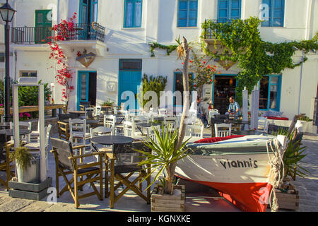 Taverne in der Altstadt von Parikia, Paros, Kykladen, Griechenland, Mittelmeer, Europa Stockfoto