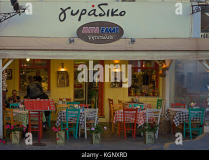 Taverne in der Altstadt von Parikia, Paros, Kykladen, Griechenland, Mittelmeer, Europa Stockfoto