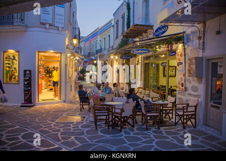 Taverne in der Altstadt von Parikia, Paros, Kykladen, Griechenland, Mittelmeer, Europa Stockfoto