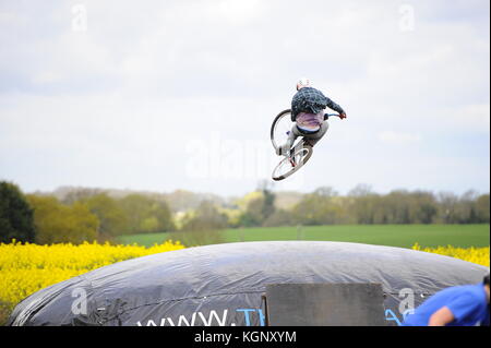 Mountainbiken auf chicksands, bedfordshire. Reiter Springen weg eine große Ausfahrt auf einem riesigen Airbag. Versuch & Vollendung neue Tricks. Stockfoto