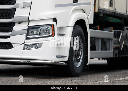 Salo, Finnland - 5 November, 2017: Detail der weißen next generation Scania R500 Lkw vor. Stockfoto