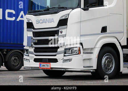 Salo, Finnland - 5 November, 2017: Weiße next generation Scania R 500 Lkw auf dem Asphalt Hof von einem Truck Stop geparkt. Stockfoto