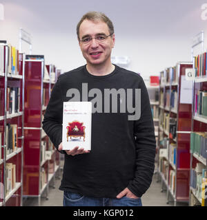 Der deutsche Schriftsteller David Safier posiert bei der Vorstellung seines neuesten Romans 'Y Colorin colorado... TU' (Trans: Und alle lebten glücklich, je nach... Sie) in Madrid, Spanien. Mit: David Safier wo: Madrid, Gemeinde Madrid, Spanien Wann: 09 Okt 2017 Quelle: Oscar Gonzalez/WENN.com Stockfoto