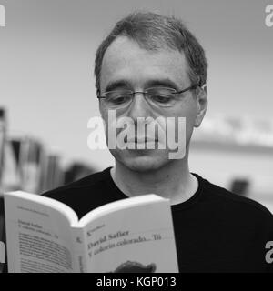 Der deutsche Schriftsteller David Safier posiert bei der Vorstellung seines neuesten Romans 'Y Colorin colorado... TU' (Trans: Und alle lebten glücklich, je nach... Sie) in Madrid, Spanien. Mit: David Safier wo: Madrid, Gemeinde Madrid, Spanien Wann: 09 Okt 2017 Quelle: Oscar Gonzalez/WENN.com Stockfoto