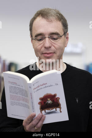 Der deutsche Schriftsteller David Safier posiert bei der Vorstellung seines neuesten Romans 'Y Colorin colorado... TU' (Trans: Und alle lebten glücklich, je nach... Sie) in Madrid, Spanien. Mit: David Safier wo: Madrid, Gemeinde Madrid, Spanien Wann: 09 Okt 2017 Quelle: Oscar Gonzalez/WENN.com Stockfoto