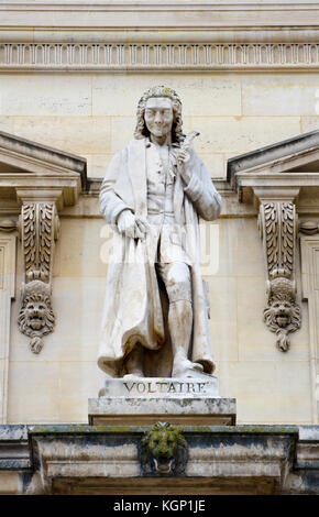 Paris, Frankreich. Palais du Louvre. Statue im Cour Napoleon: Voltaire (François-Marie Arouet: 1694 - 1778) Enlightnement Schriftsteller, Historiker und Philos Stockfoto