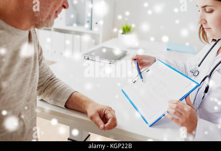 ältere Menschen und Arzt mit EKG im Krankenhaus Stockfoto